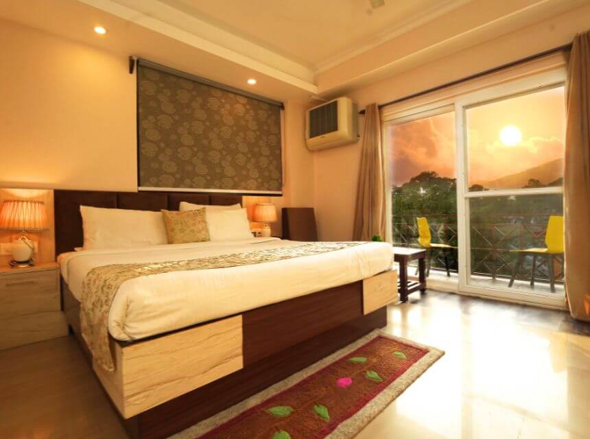 Panoramic Hilltop Perspectives & Country Club Charm